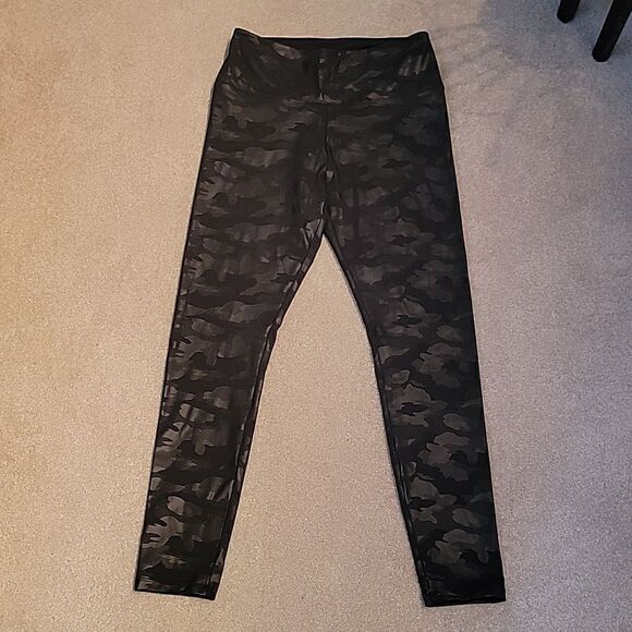NWOT Vera Wang vegan leather black on black camo leggings - Picture 2 of 8